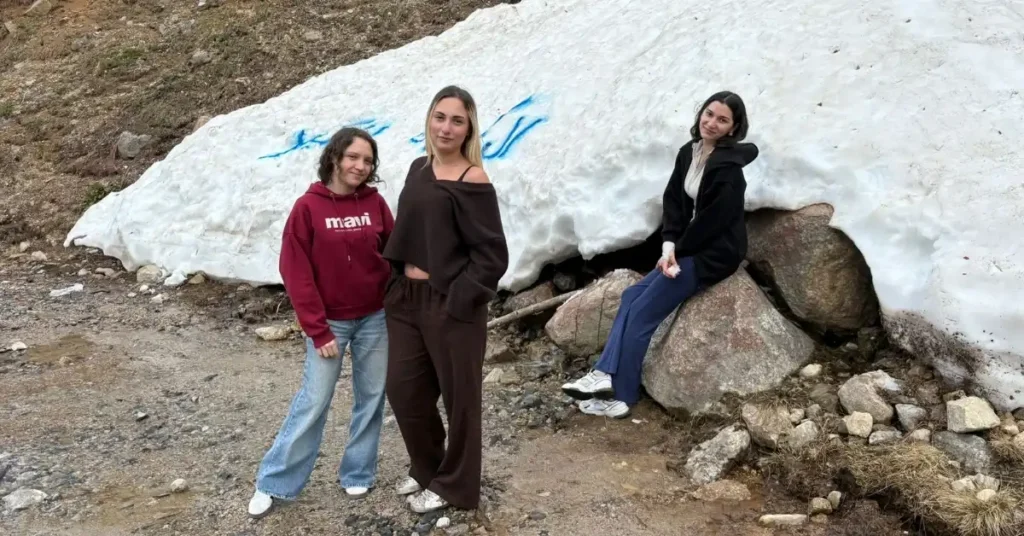 Rize’de Haziran ayının ilk gününde kar topu keyfi