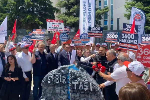 Memurlar basın açıklamasında sabır taşını balyozla kırdılar