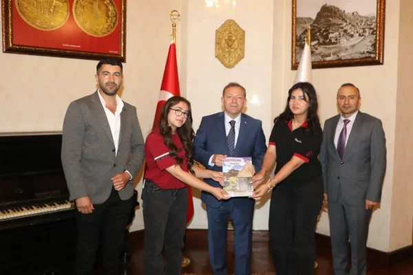 Kars Valisi Ziya Polat’tan gençlere destek: “Okul dergisi takdim edildi”