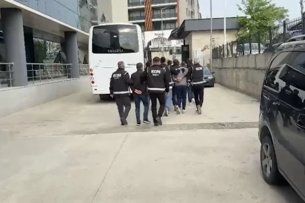 Bursa’da iş insanlarına zorla çek imzalattığı öne sürülen suç örgütüne operasyon