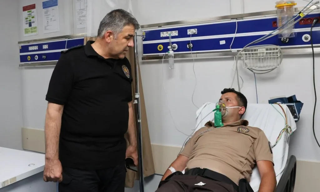 Emniyet Müdürü Karaburun’dan kahraman bekçiye hastanede moral ziyareti