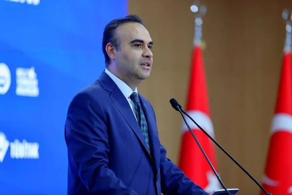 Bakan Kacır: Gençlerimiz madalyalarla dönmeye devam ediyor