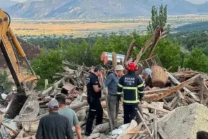 Burdur’da kerpiç ev çöktü: 2 yaralı, hayvan sağ kurtarıldı