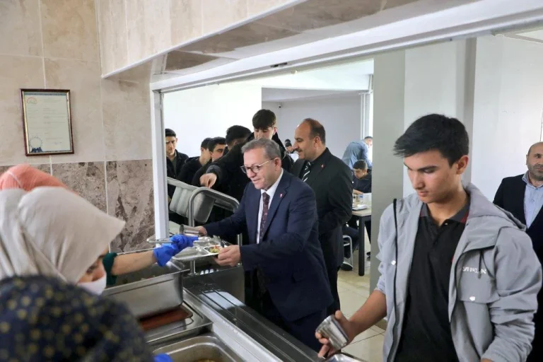 Kars Valisi Ziya Polat, eğitim camiası ve öğrencilerle buluştu