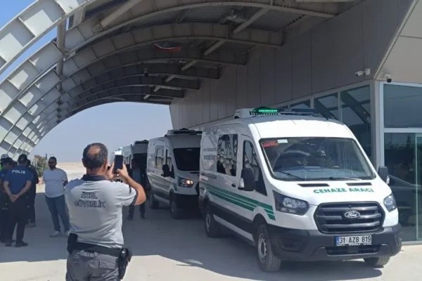 Riyad’daki yangında hayatını kaybeden 4 Hataylının cenazeleri Türkiye’ye getirildi