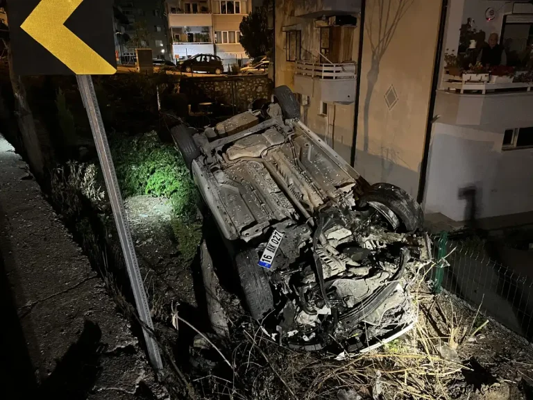 Bursa’da gece yarısı korkutan feci kaza, otomobil istinat boşluğuna uçtu