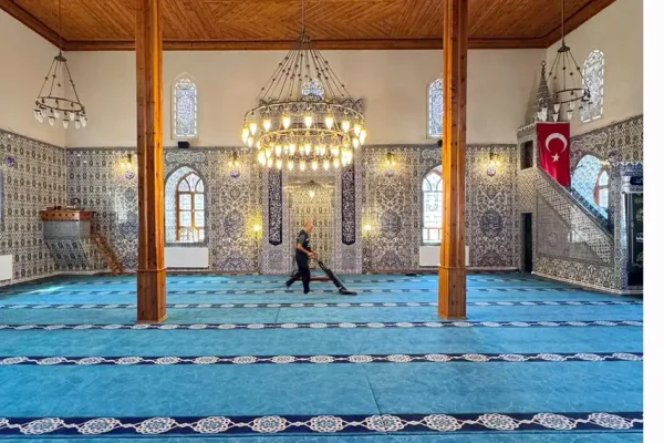 Belediye ekiplerinden Cami temizliği