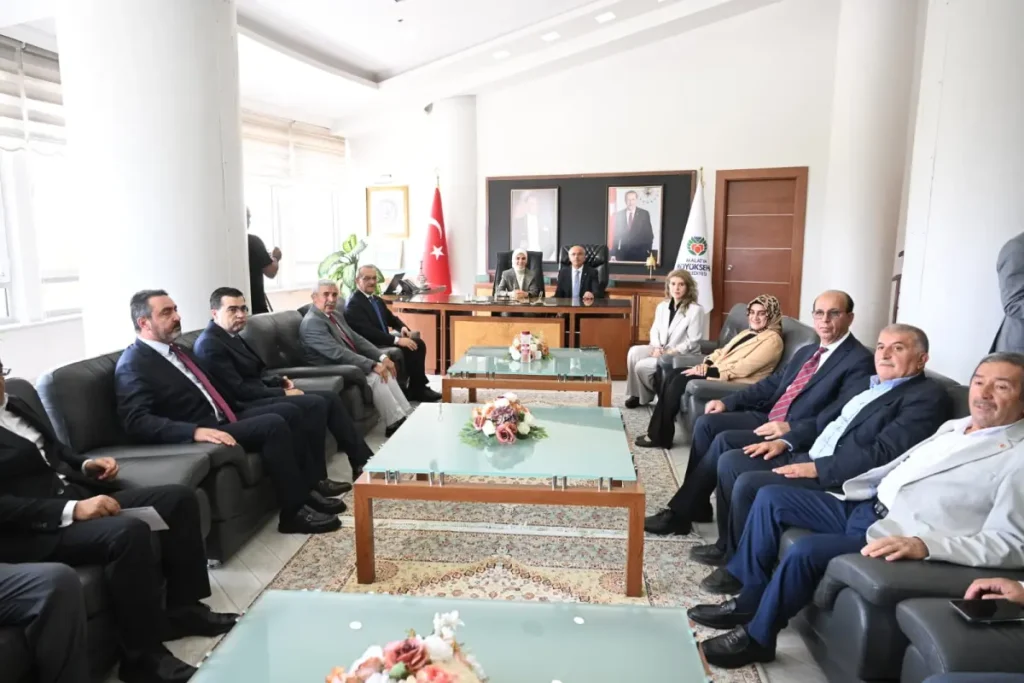 Bakan Göktaş’tan Başkan Er’e: “Bir tane daha yapmak lazım”