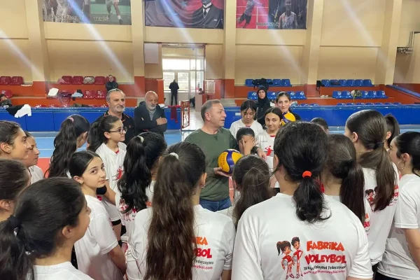 Vali Ziya Polat badminton antrenmanında öğrencilerle buluştu
