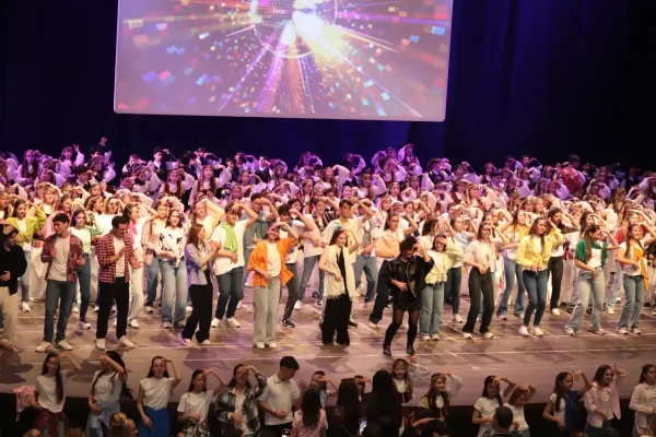 TED Ankara Koleji Halk Dansları Topluluğu’ndan 90’lar temalı final