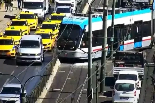 T1 Kabataş-Bağcılar hattında tramvay raydan çıktı