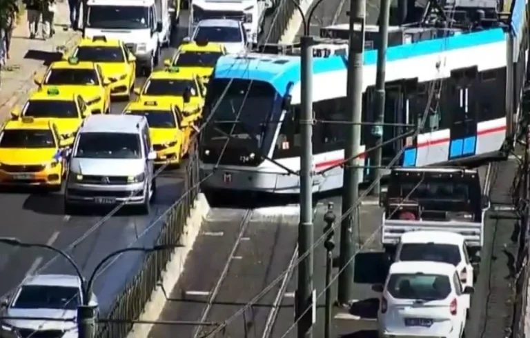 T1 Kabataş-Bağcılar hattında tramvay raydan çıktı