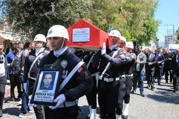 Zincirleme kazada şehit olan polis son yolculuğuna uğurlandı