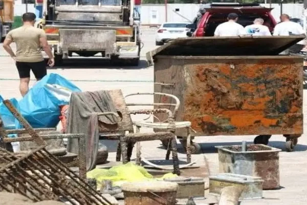 Antalya’da denizden çöp konteynırı çıkarıldı